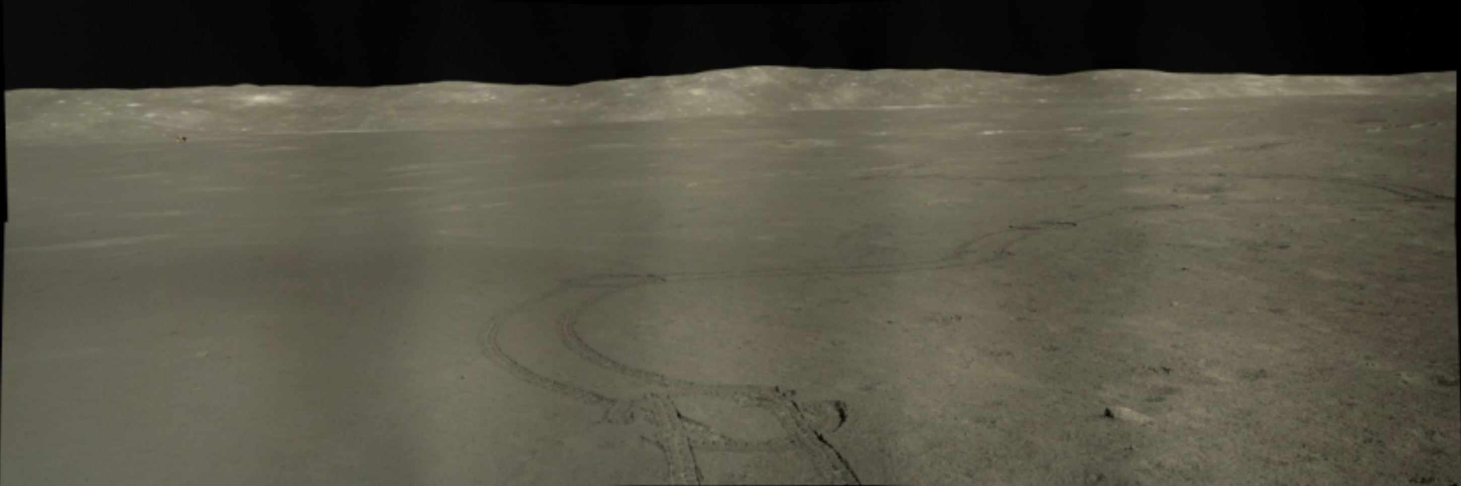 Magnifique panorama immortalisé par le rover chinois Yutu-2 à l'issue de son 40e jour lunaire sur la face cachée. On y voit les traces de ses six roues. On distingue même l'atterrisseur Chang'e 4 qui l'a déposé au sol il y a plus de trois ans aujourd'hui (le point noir à gauche, au pied du bord du cratère Von Kármán). © Clep, CNSA, Ourspace